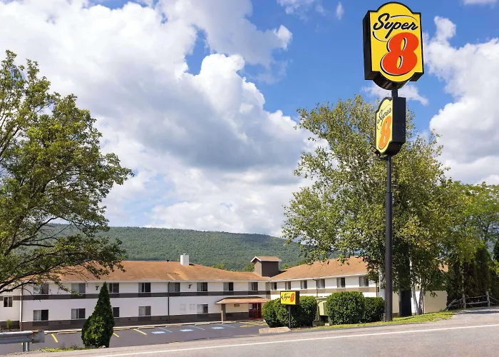 Super 8 By Wyndham Burnham/Lewistown